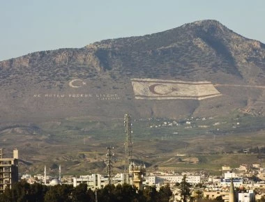 Κύπρος: Εισβολή τουρκικών δυνάμεων στη «νεκρή ζώνη»: Περικύκλωσαν Ελληνοκυπρίους